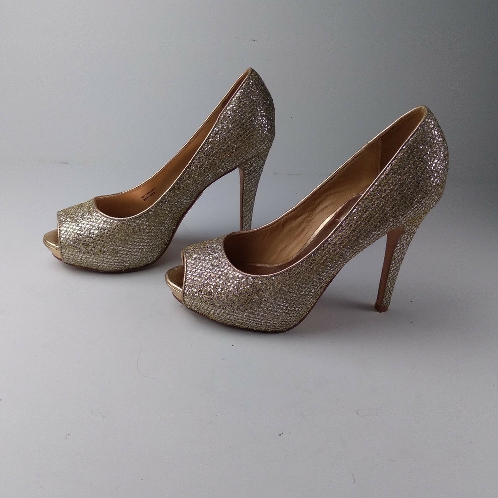 Badgley Mischka gold shoes in size 7.5M